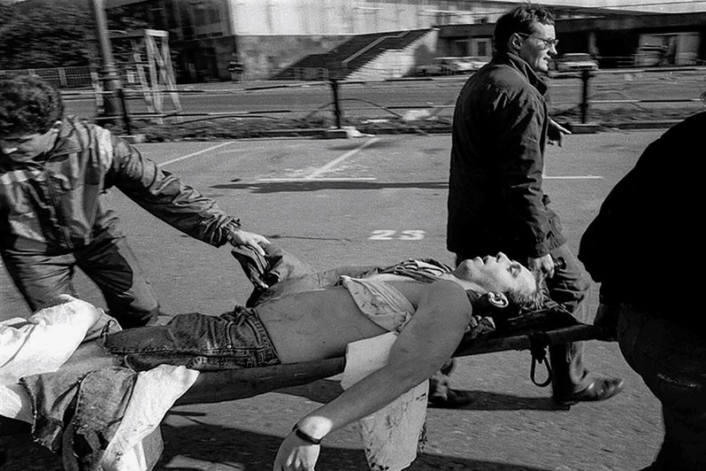 Assistance being given to a wounded person during the storming of the Russian White House (Council of People’s Deputies) and the shelling of the building by tanks of the Taman Division, Moscow, Russia. 4 October 1993 © Oleg Klimov
