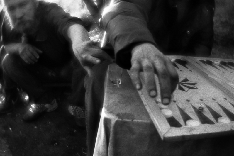 Борис играет в нарды, район Тропарёво-Никулино, Москва, Россия. 6 мая 2015