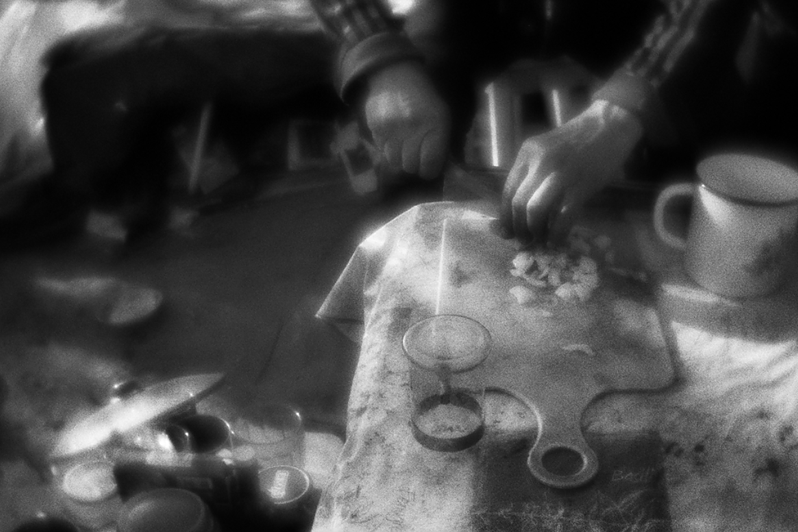 Саша режет лук, чтобы обжарить мясо для ужина, район Тропарёво-Никулино, Москва, Россия. 8 мая 2015