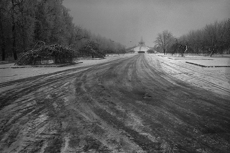 Первый снег. Курган Бессмертия, Брянск, Россия. 2009