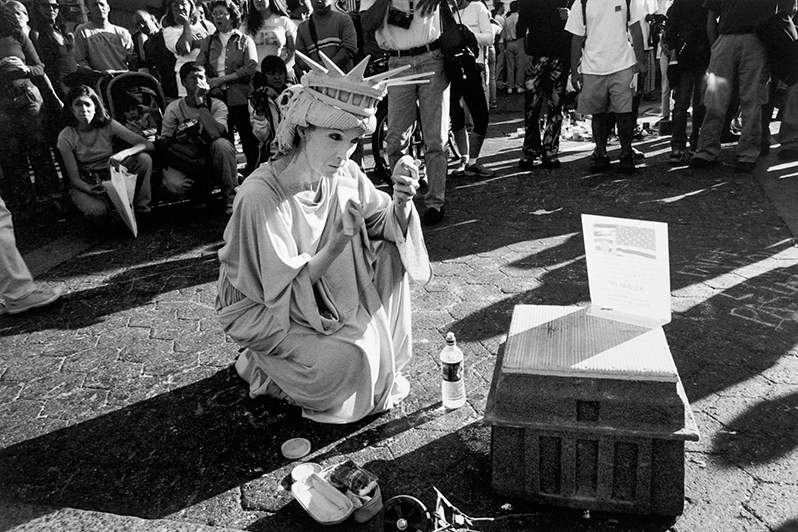 Живая статуя Свободы, центр Манхэттена, Нью-Йорк, США. 12 сентября 2001