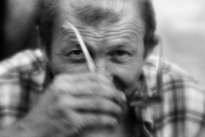 Портрет Володи «Ботаника» с очками для чтения книг, район Тропарёво-Никулино, Москва, Россия. 27 июля 2016