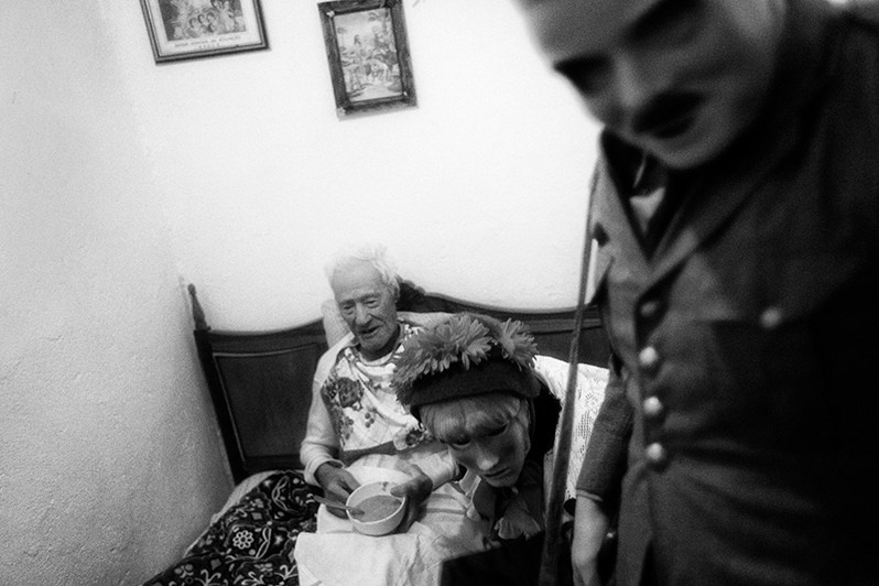 The “Soldado” and the “Sécia” give Happy Holidays to an inhabitant of the village, Mogadouro municipality, Bragança district, Trás-os-Montes region, Portugal. 2022