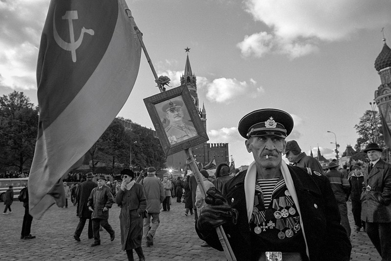 A former sailor, now a communist and Stalinist, with a portrait of Stalin on Red Square, Moscow, Russia. October 1993 © Oleg Klimov