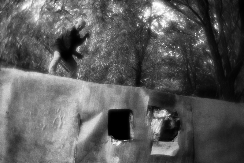 Уборщики сносят палатку Бориса (жители оврага называли её "коттеджем" за большие размеры) под присмотром полиции и "Социального патруля", район Тропарёво-Никулино, Москва, Россия. 3 июня 2015