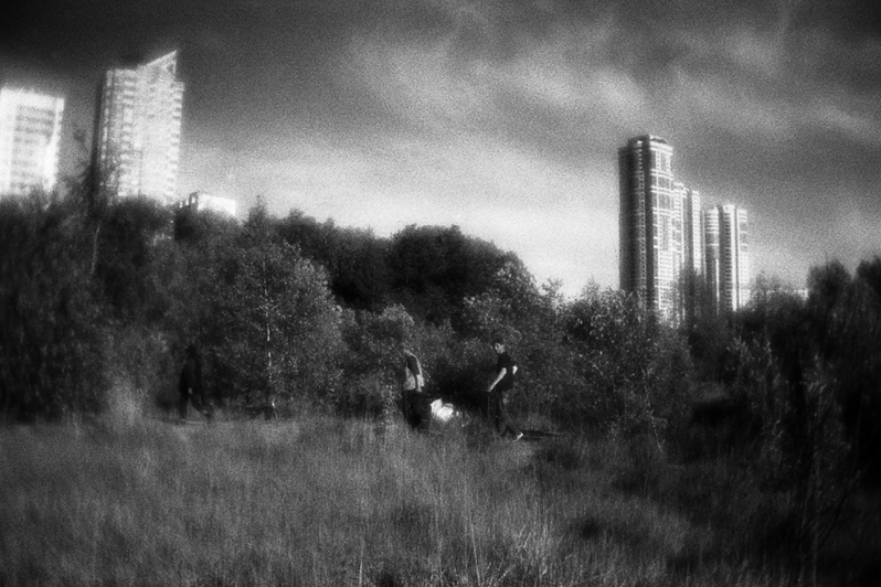 Саша и Костя вернулись с сумкой, полной старого варенья, от друга, который подарил им пару десятков банок, район Тропарёво-Никулино, Москва, Россия. 2 июня 2015