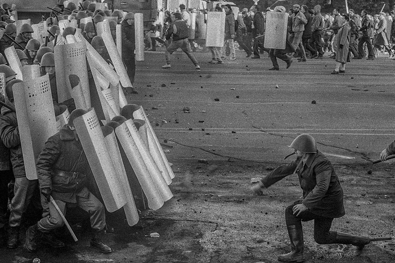 Clashes between protesters (right) and OMON riot police (left) on the Crimean Bridge in Moscow, Russia. 3 October 1993 © Oleg Klimov