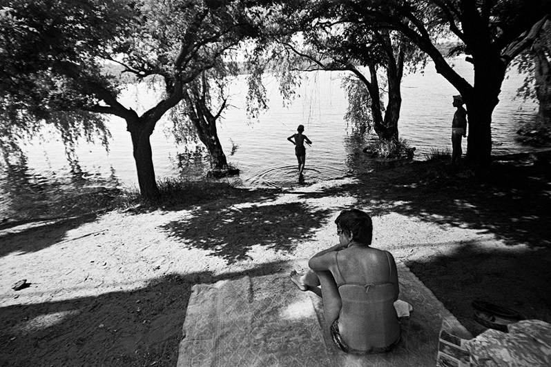 Мальчик с удочкой на берегу Днепра. Левый берег, Запорожье, УССР. 1983