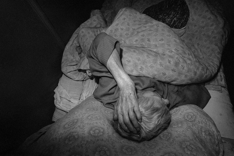 Сон пожилой женщины в доме престарелых, посёлок Кривцы, Пудожский район, Карелия, Россия. Январь 2009