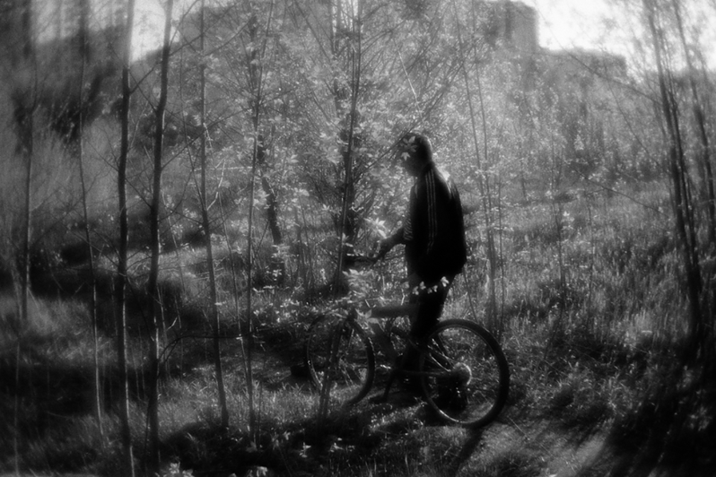 Игорь держит велосипед, который Тима нашел в городе, район Тропарёво-Никулино, Москва, Россия. 6 мая 2015