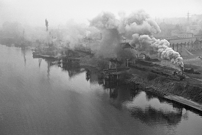 Паровозный дым в гранитном карьере вдоль реки Днепр, Запорожье, УССР. 1984