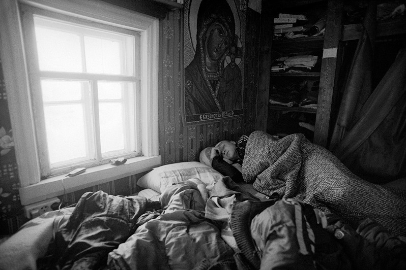 Сон гостя из Прибалтики в общинном доме, деревня Погост, Пудожский район, Карелия, Россия. Январь 2009