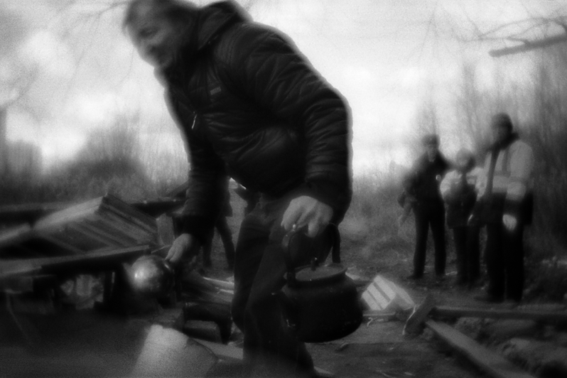 Володя собирает свою посуду на развалинах только что снесённой палатки, район Тропарёво-Никулино, Москва, Россия. 8 декабря 2015