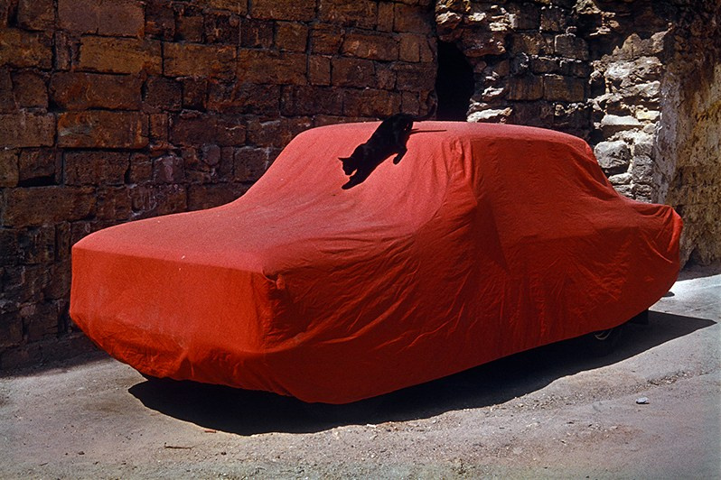 Чёрное на красном. Этюд на Молдованке, улица Ольгиевская (бывш. ул. Академика Павлова), Приморский район, Одесса, УССР. Июль 1985