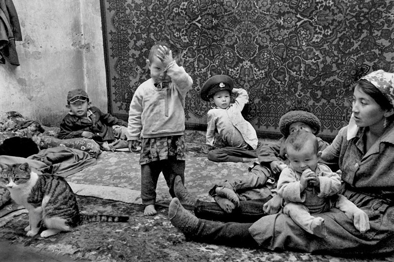 An Uzbek family, Fergana valley, Uzbekistan. September 1992 © Oleg Klimov