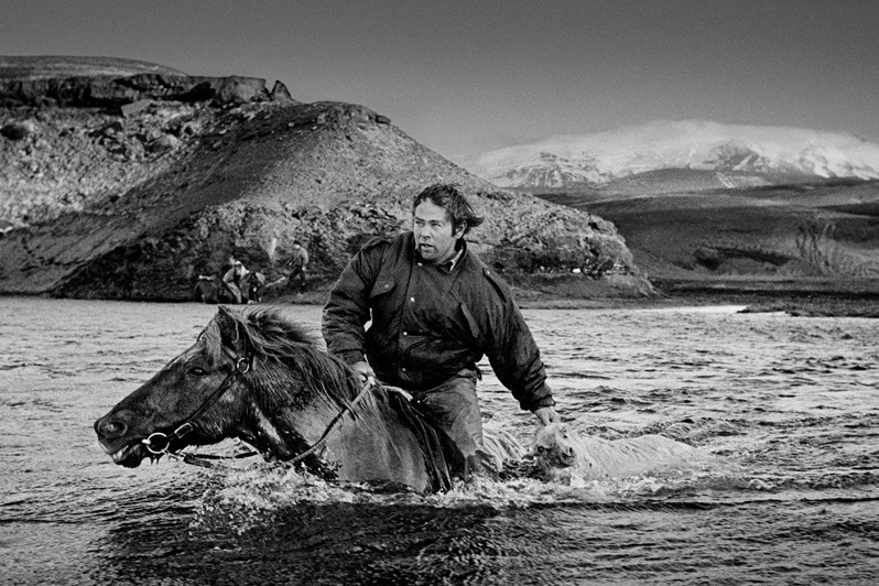 Kristinn Guðnason crosses the Eystri-Rangá river with his horse Eldur, Landmannaafrettur high pasture, Iceland. 1989