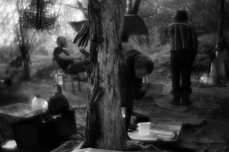 Борис, Алексей и Володя в ожидании чая, район Тропарёво-Никулино, Москва, Россия. 8 мая 2015