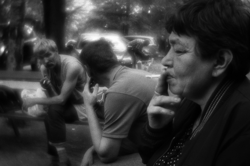 Саша, Костя и Валя на территории возле жилого дома, где Саша и Валя до конца августа неофициально работали уборщиками улиц, район Тропарёво-Никулино, Москва, Россия. 25 июня 2015