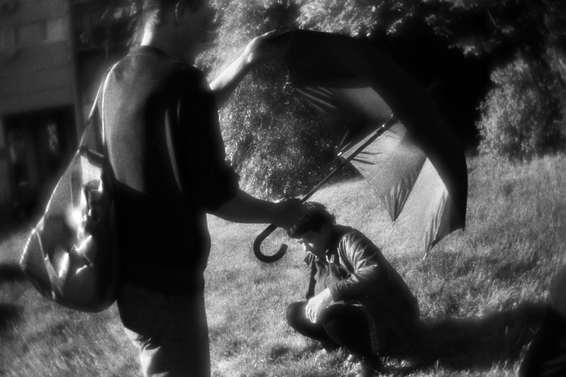 Костя демонстрирует Вале зонтик, который он только что нашёл на помойке, район Тропарёво-Никулино, Москва, Россия. 12 июня 2015