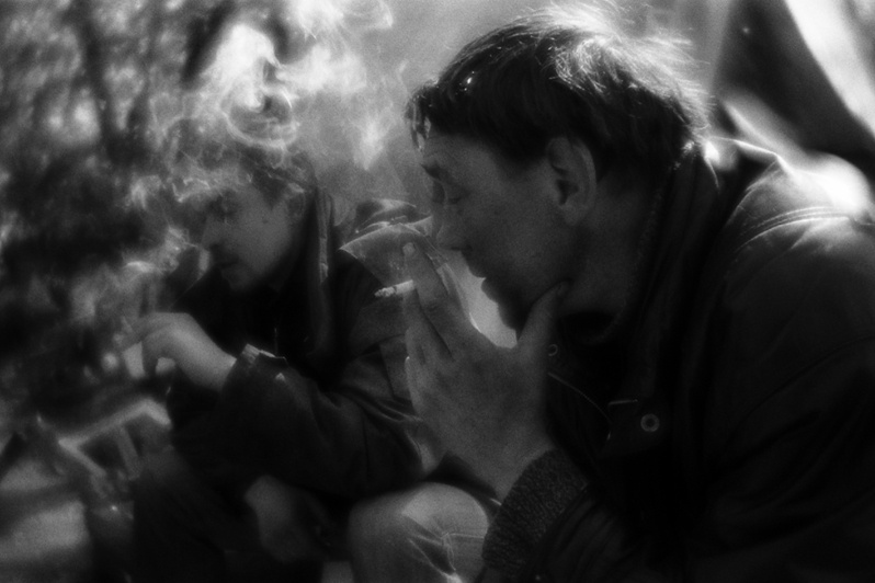 Костя и Дима курят после завтрака в палатке Вали. Дима — старший лейтенант запаса ВВС, район Тропарёво-Никулино, Москва, Россия. 20 мая 2015