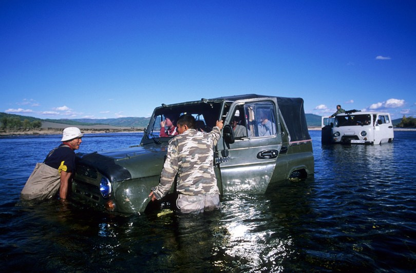 Cars stuck in the Uur river, Tsagaan-Üür district, Khövsgöl province, Mongolia. October 2010