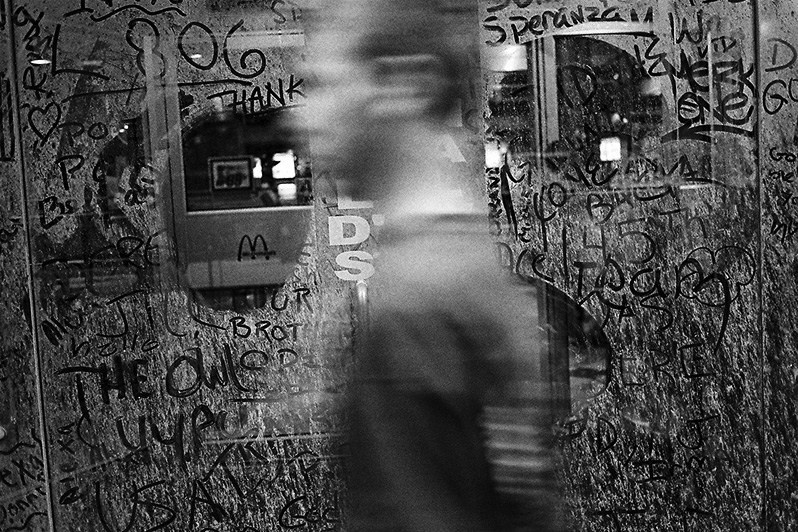 Окна Макдональдса, центр Манхэттена, Нью-Йорк, США. 14 сентября 2001