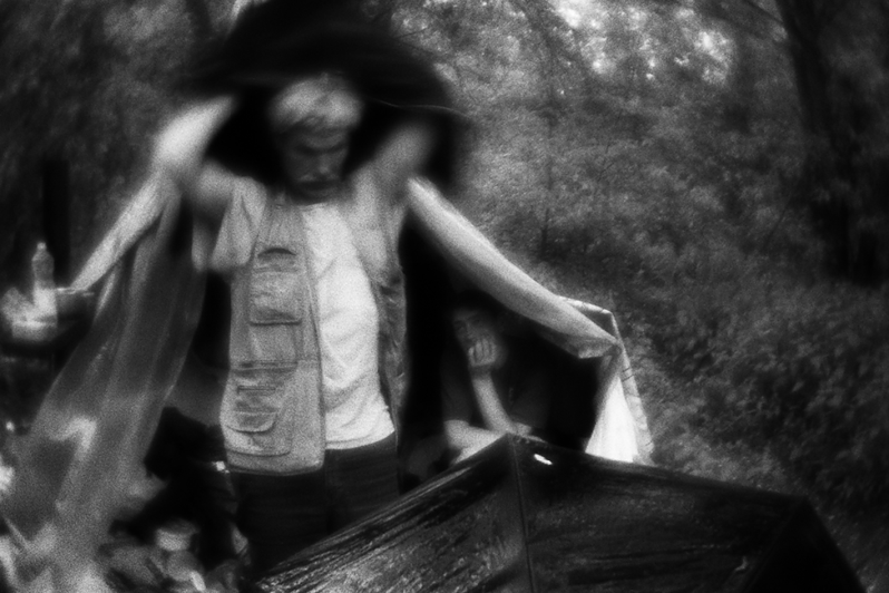 Несмотря на дождь, Саша собирается сдать металл в пункт приёма вторсырья, район Тропарёво-Никулино, Москва, Россия. 22 мая 2015