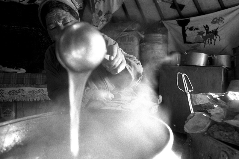 Приготовление блюда – Тушёная рысь, между Горхи-Тэрэлж и Булагом, Монголия. Январь 2002