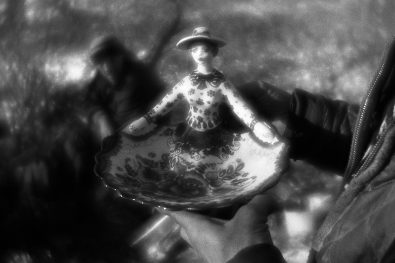 Наташа демонстрирует Косте фарфоровую конфетницу Гжельской фабрики, найденную на мусорной свалке, район Тропарёво-Никулино, Москва, Россия. 29 ноября 2015