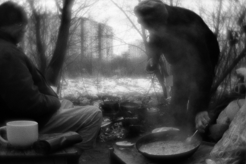 Еда в овраге, район Тропарёво-Никулино, Москва, Россия. 21 апреля 2015