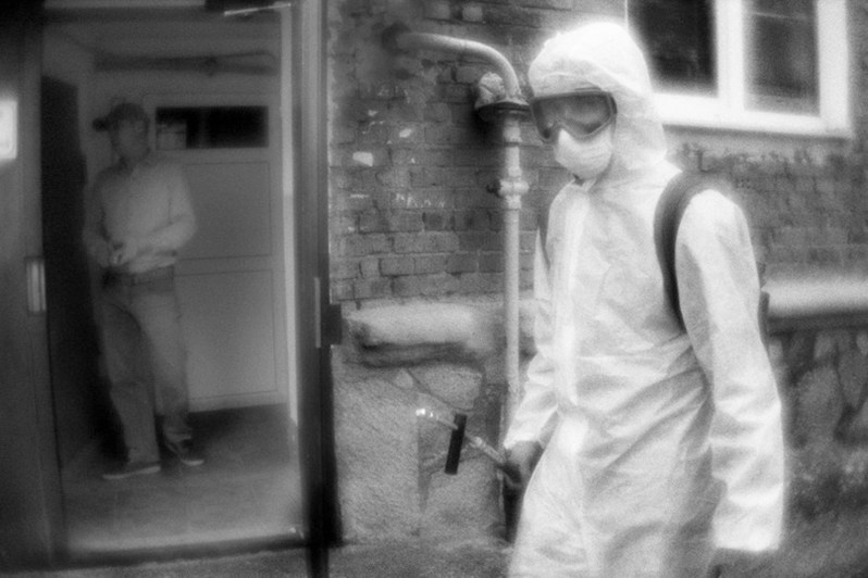 Дезинфекция лестничных клеток и подъездов жилых домов от короновируса COVID-19, Кумертау, Республика Башкортостан, Россия. Сентябрь 2020