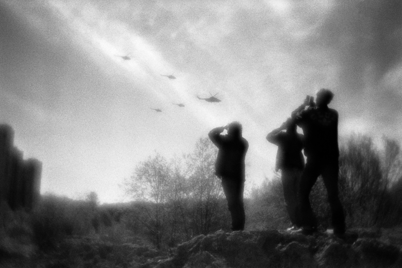 Жители оврага снимают на телефоны вертолеты, возвращающиеся с парада в честь Дня Победы 9 мая 2015 года, район Тропарёво-Никулино, Москва, Россия. 9 мая 2015