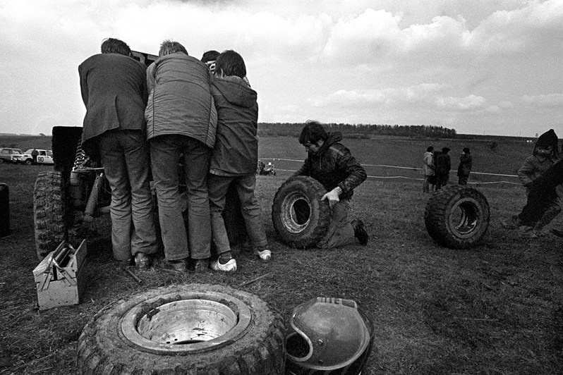 Быстрая смена колеса на соревнованиях по багги, близ посёлка Верхняя Хортица, Днепровский район, Запорожье, УССР. 1980