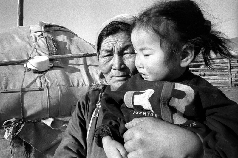 Между традицией и модным поколением, в окрестностях Булага, Тунэлский район, провинция Хувсгел, Монголия. Январь 2002