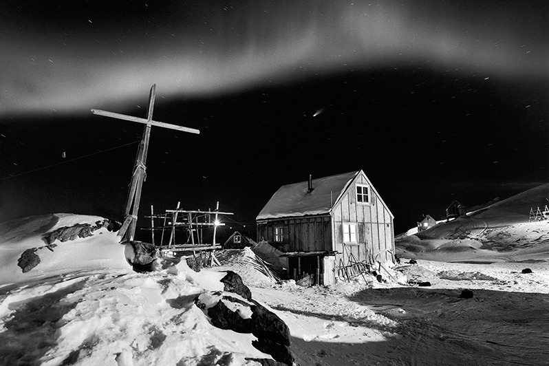 Comet Hale-Bop in the sky with dancing northern lights glow above Tinnittaqilaq village, Tiilerilaaq settlement, Sermersooq municipality, Greenland, Kingdom of Denmark. 1997