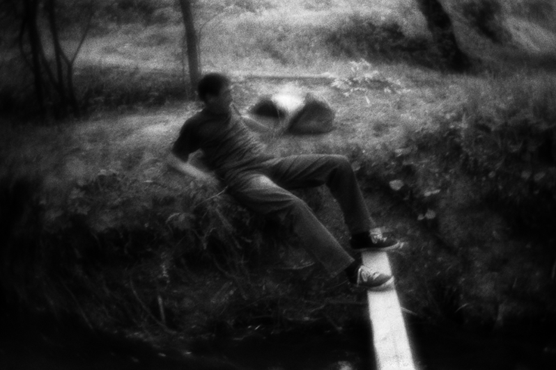 Костя упал с доски при переправе через реку, район Тропарёво-Никулино, Москва, Россия. 13 мая 2015