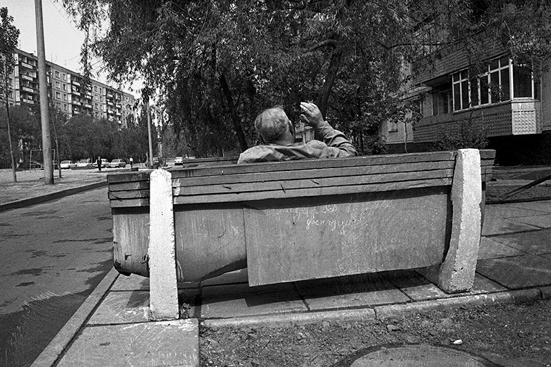 На лавочке, Запорожье, УССР. 1983