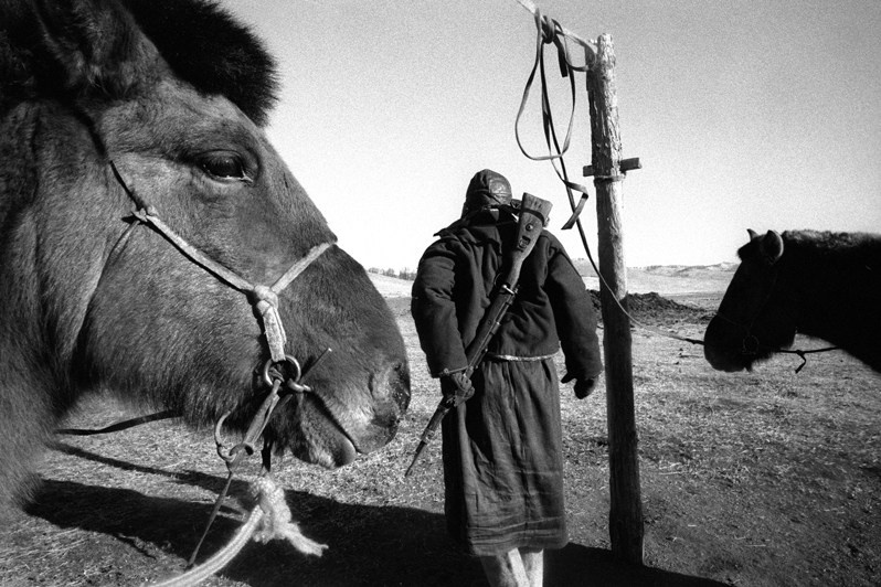 На охоту, в окрестностях Булага, Тунэлский район, провинция Хувсгел, Монголия. Январь 2002