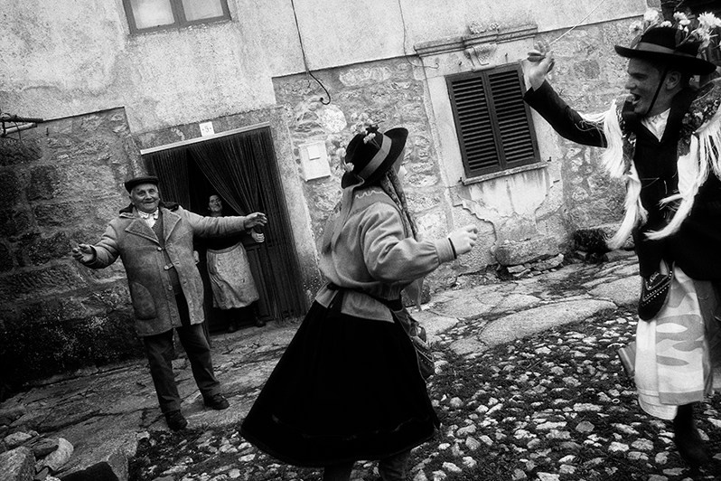 The “Bailador” and the “Bailadeira” say goodbye to the inhabitants of a village house and dance a “bicha”, Miranda do Douro municipality, Bragança district, Trás-os-Montes region, Portugal. 2023