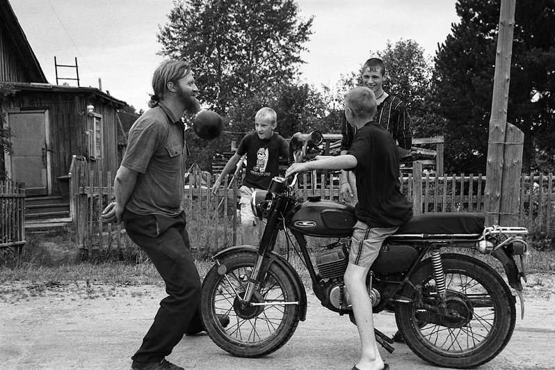 Отец Аркадий собирает местную молодёжь на вечерний футбол, деревня Погост, Пудожский район, Карелия, Россия. Август 2007