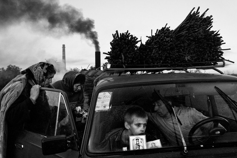 Погрузка вскипячённого жгута из прутьев в автомобиль, село Иза, Хустский район, Закарпатская область, Украина. 2007
