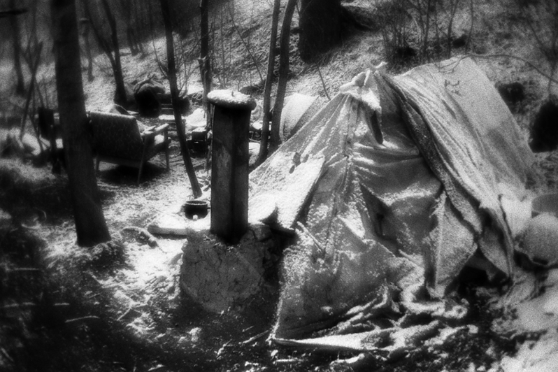 Жители пытаются оборудовать свою палатку самодельной печкой из кирпича и глины, район Тропарёво-Никулино, Москва, Россия. 20 апреля 2015