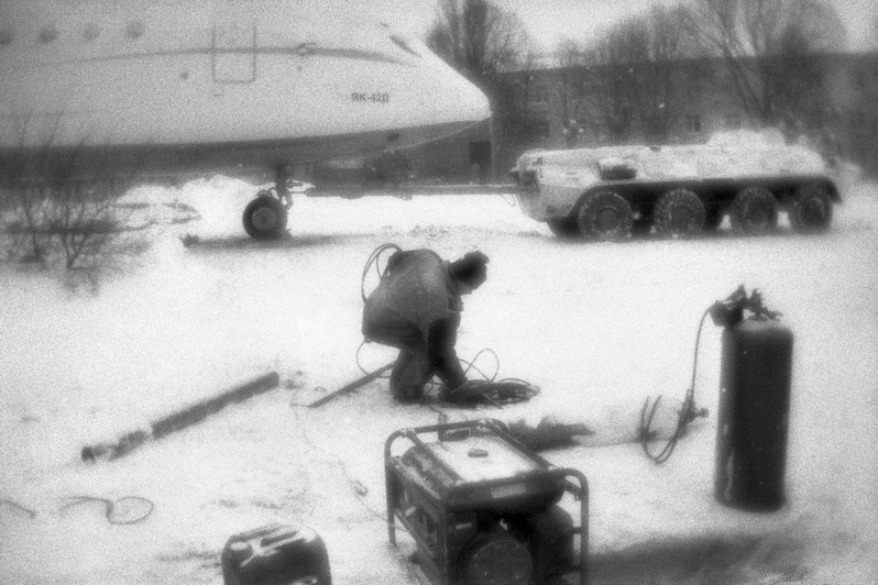 Эвакуация самолета, установленного в качестве памятника на здании бывшего аэропорта, Саратов, Россия. Январь 2022