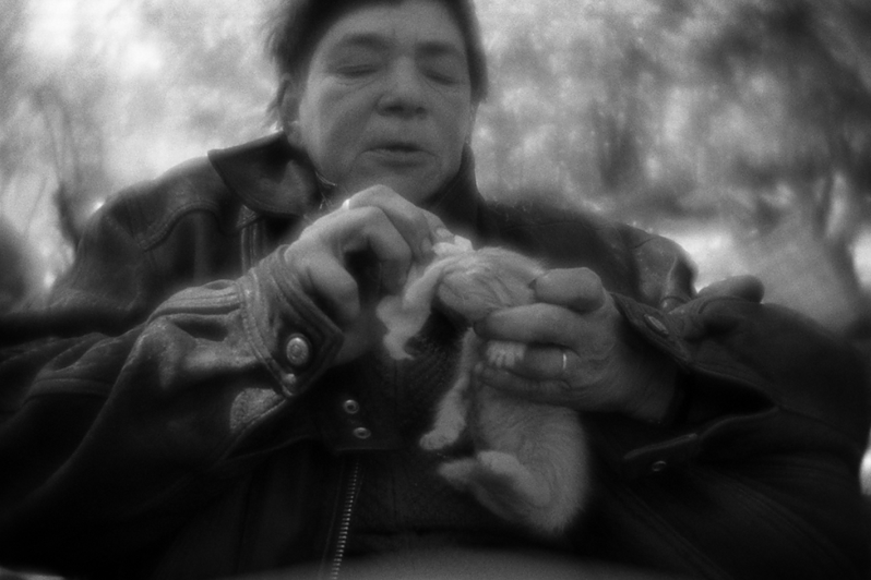 Валя промывает от гноя глаза котёнку с помощью чая, район Тропарёво-Никулино, Москва, Россия. 12 июня 2015