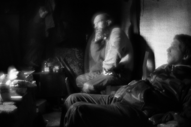 Борис и Алексей в палатке Бориса. Алексей — электрик и говорит только об электричестве, район Тропарёво-Никулино, Москва, Россия. 21 апреля 2015