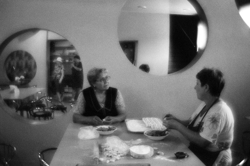 Лепка пельменей в кафе, Медногорск, Оренбургская область. Россия. Июль 2018