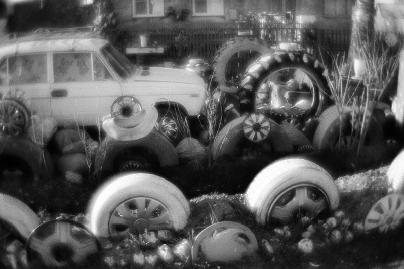 Украшение двора перед деревенским домом, деревня Малые Городищи, Бежецкий район, Тверская область, Россия. Апрель 2018