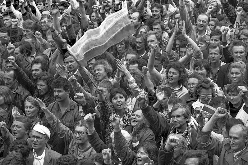 People gathered outside the Russian White House greet Boris Yeltsin during the victory rally following the defeat of the State Committee on the State of Emergency (GKChP), Moscow, USSR. 22 August 1991 © Oleg Klimov