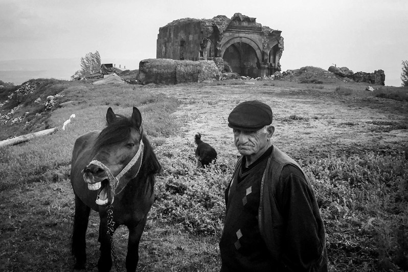 Деревня у границы с Арменией, в которой до 1915 года сосуществовали армяне и курды, провинция Карс, Турция. 2015