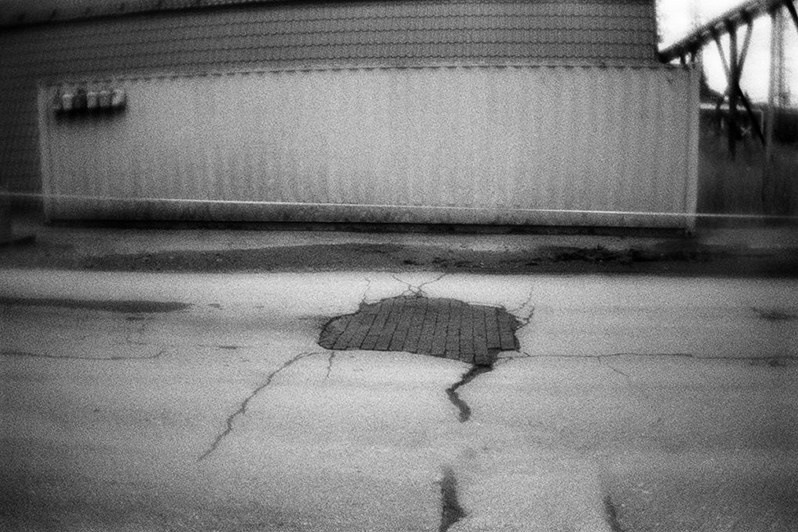 Дорога, залатанная кирпичом, Краснокамск, Пермский край, Россия. Июнь 2017